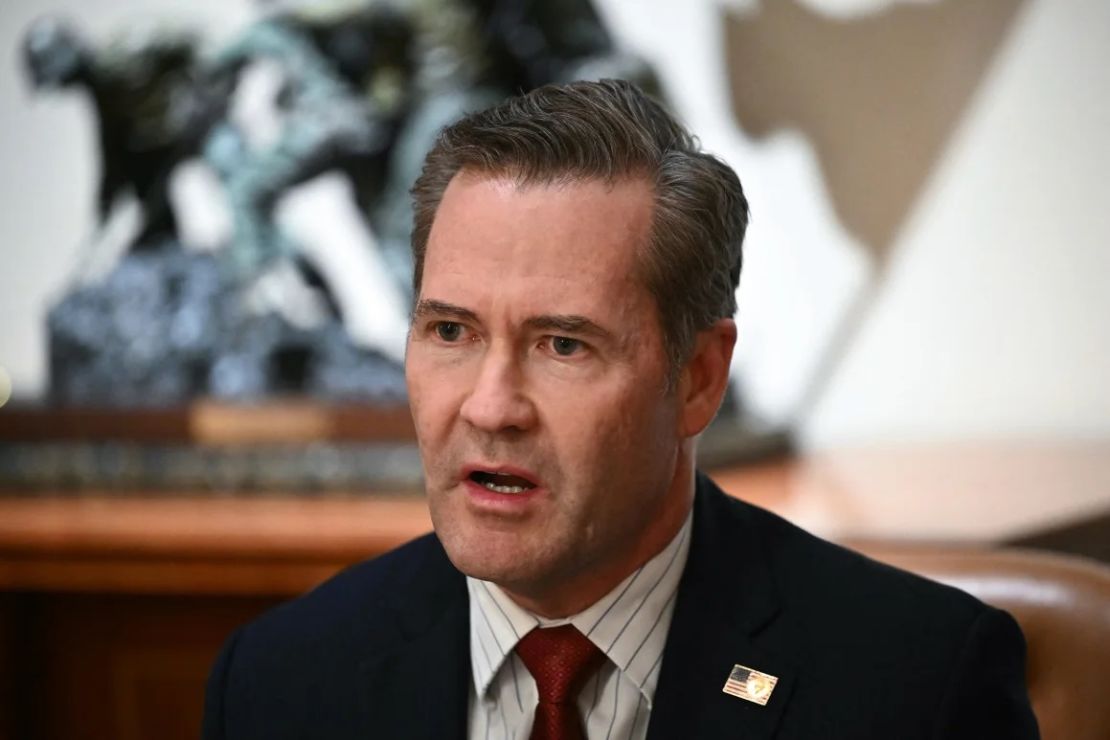 El asesor de Seguridad Nacional, Mike Waltz, habla durante una reunión en la sala del gabinete de la Casa Blanca en Washington, el 25 de marzo de 2025.