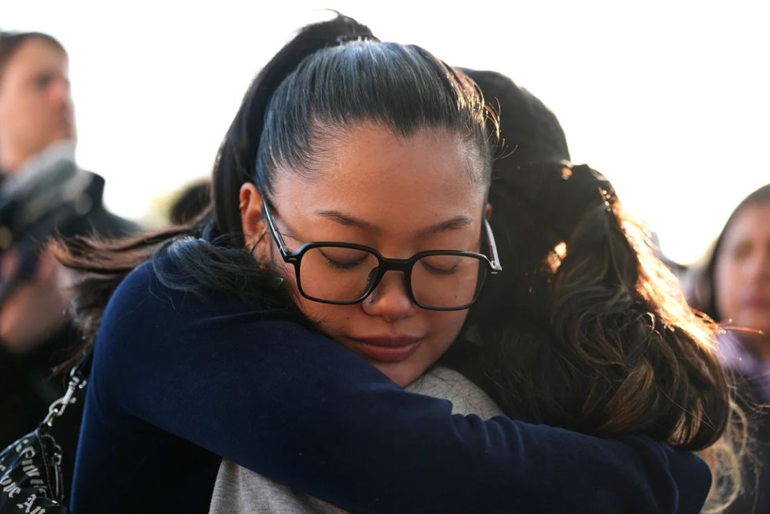 Mikkaela Valencia (izquierda) abraza a Kayla Vargas (derecha) durante una vigilia en Kensington Park en Vancouver, Columbia Británica, el 27 de abril de 2025.