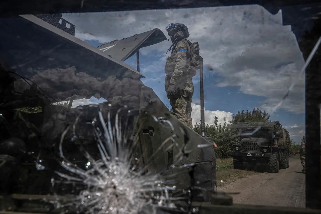 Un militar ucraniano repara un vehículo militar, en medio del ataque de Rusia a Ucrania, cerca de la frontera rusa en la región de Sumy, Ucrania, el 11 de agosto de 2024.