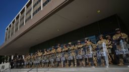  de la Guardia Nacional de California custodian el edificio federal en el centro de Los Ángeles el martes 10 de junio de 2025.