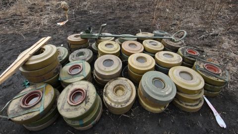 Minas antitanque encontradas durante los trabajos de desminado en la región de Járkov, al noreste de Ucrania.