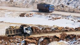 Tierra y los minerales son cargados en camiones en una mina a cielo abierto cerca de la línea del frente el 26 de febrero de 2025 en la región de Donetsk, Ucrania.