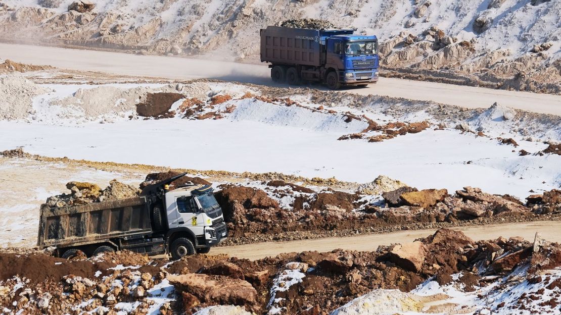 Tierra y los minerales son cargados en camiones en una mina a cielo abierto cerca de la línea del frente el 26 de febrero de 2025 en la región de Donetsk, Ucrania.