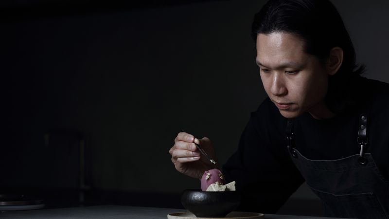 Вижте всички теми Връзка копирана Следвайте Разположен в алея в