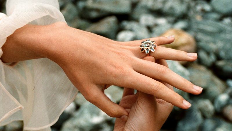 През 2016 г бижутерът Оливия Йънг от Ouroboros продаде пръстен