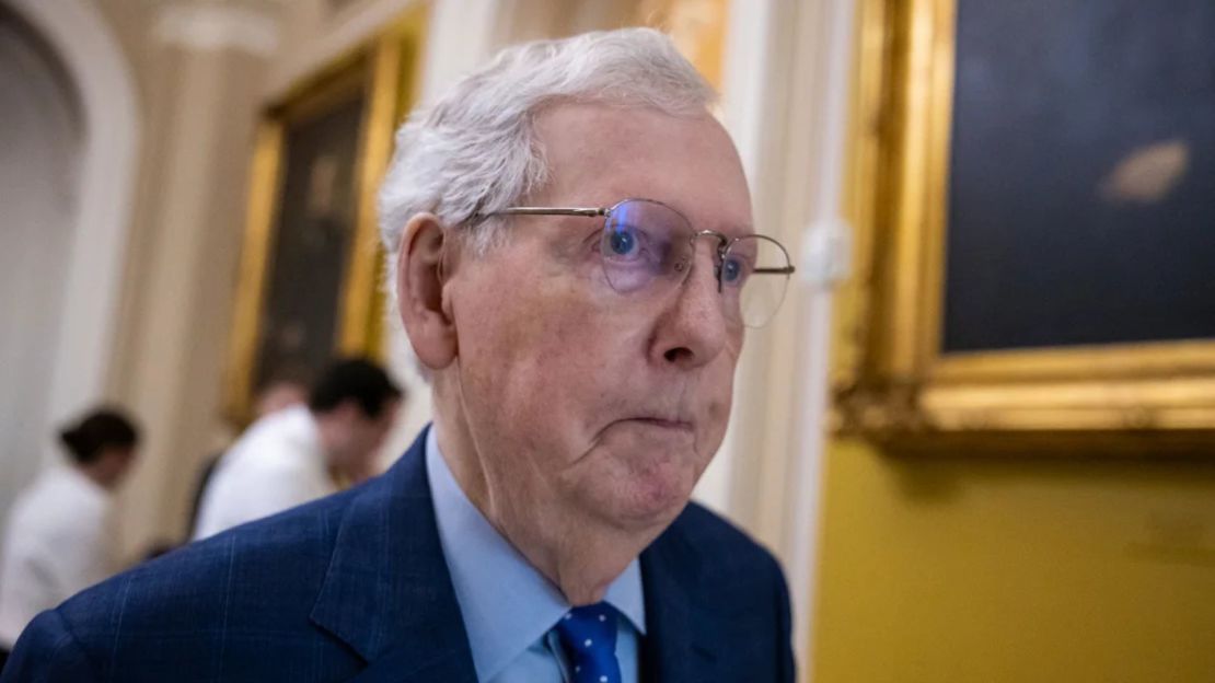 El senador Mitch McConnell llega a un almuerzo de la Conferencia Republicana del Senado en el Capitolio el 24 de enero.