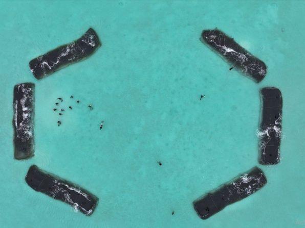 In the latest field experiment, installed in July 2024, the organizations have placed six biodegradable textile bladders filled with sand in a ring formation. The Maldives experiences two distinct seasons, with different sea conditions. The aim is to ensure the structure is accumulating sand no matter the season. A survey will be conducted in November to check on the results.