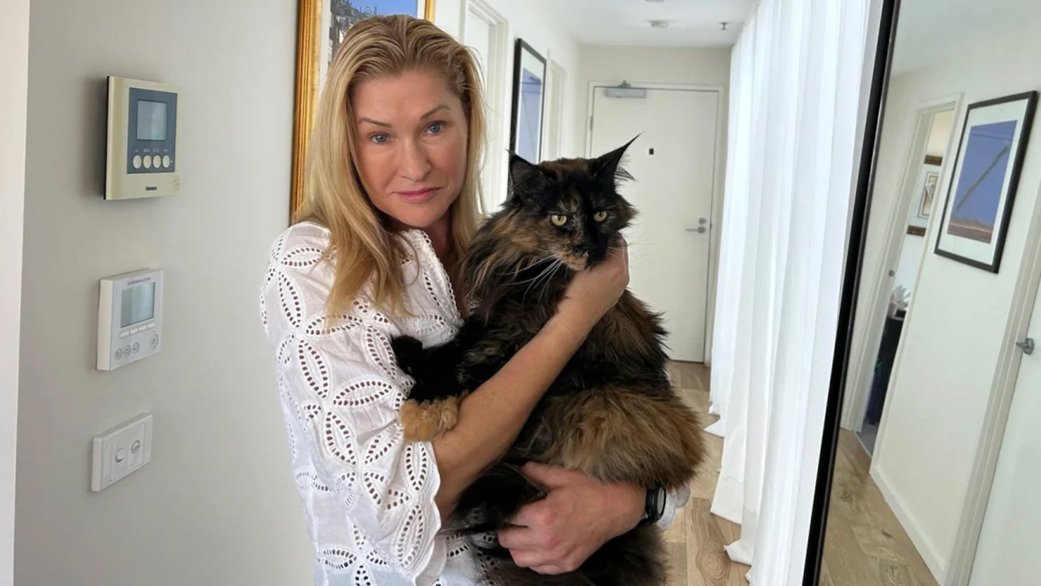 Margo Neas sostiene a su gata  Mittens en su casa en Melbourne, Australia, el miércoles 22 de enero de 2025.
