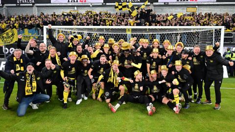 El equipo del Mjällby AIF celebra tras ganar la Allsvenskan, el título de la liga sueca.