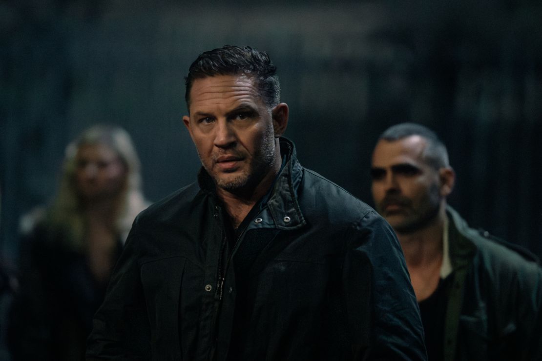Tom Hardy como Harry Da Souza en MobLand. Al fondo, Antonio González.