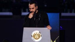 Nayib Bukele, presidente de El Salvador, reacciona durante el anuncio de becas para jóvenes estudiantes en el Gimnasio Nacional el 15 de marzo de 2025 en San Salvador, El Salvador. Nayib Bukele participó en el anuncio de becas para jóvenes estudiantes salvadoreños como parte del programa de seguridad Fase 6 del Plan Control Territorial, junto con la Dirección de Integración del gobierno de El Salvador.