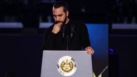 Nayib Bukele, presidente de El Salvador, reacciona durante el anuncio de becas para jóvenes estudiantes en el Gimnasio Nacional el 15 de marzo de 2025 en San Salvador, El Salvador. Nayib Bukele participó en el anuncio de becas para jóvenes estudiantes salvadoreños como parte del programa de seguridad Fase 6 del Plan Control Territorial, junto con la Dirección de Integración del gobierno de El Salvador.