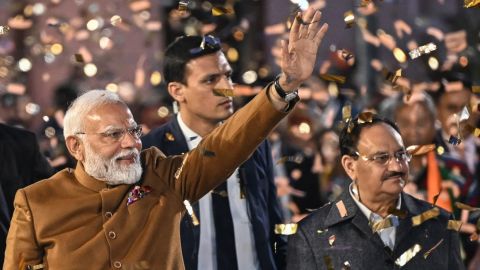 El primer ministro de la India, Narendra Modi, saluda a sus seguidores cuando llega a la sede del Partido Bharatiya Janata en Nueva Delhi para celebrar la victoria del partido en las elecciones a la asamblea legislativa de Delhi el 8 de febrero de 2025.