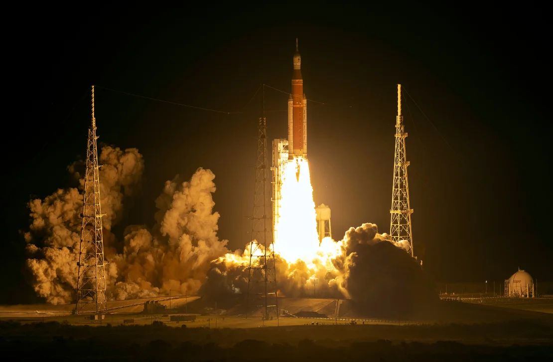 El cohete Space Launch System (SLS) de la NASA, con la cápsula Orion encima, lanza la misión Artemis I desde el Centro Espacial Kennedy de la NASA el 16 de noviembre de 2022.