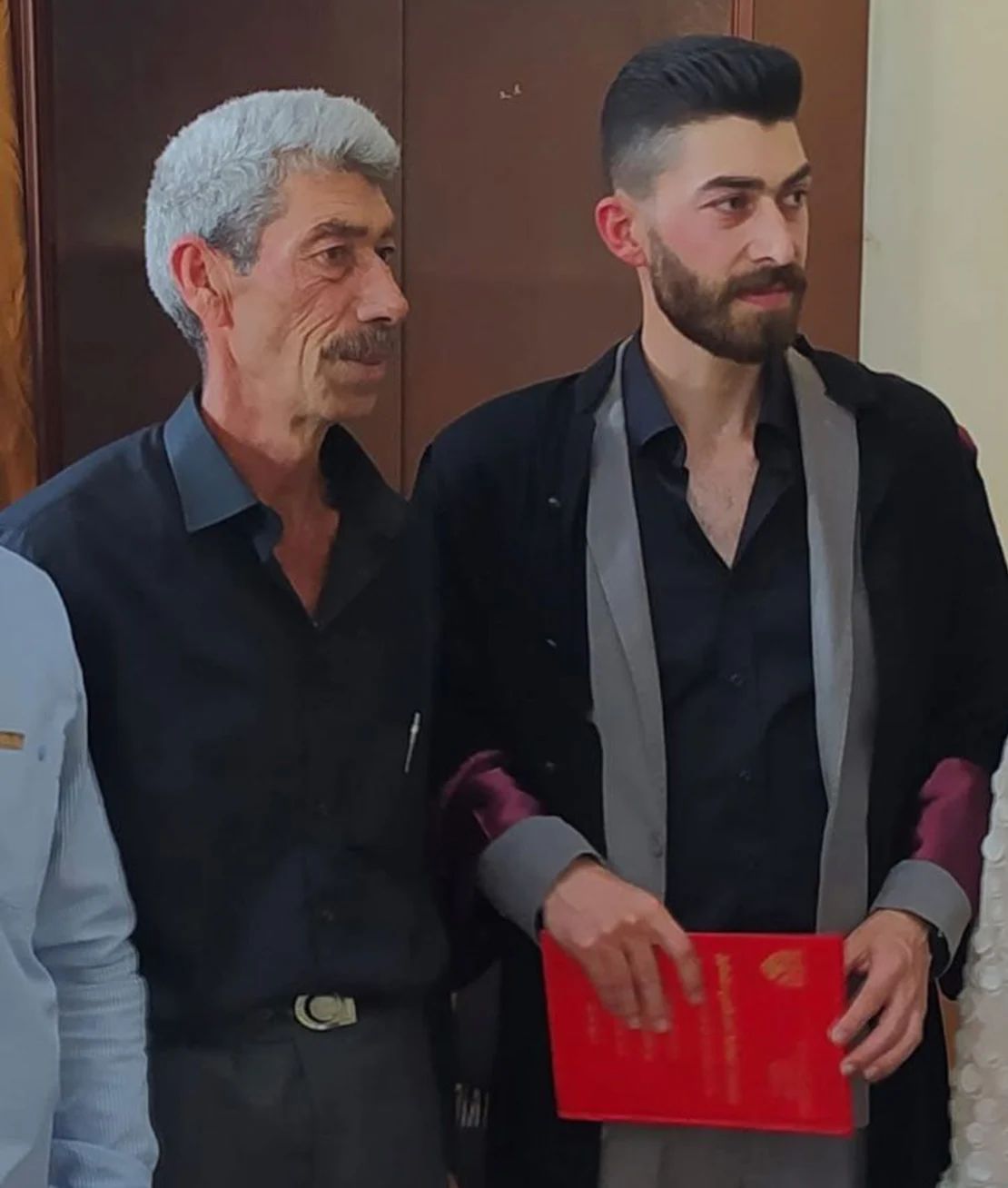 Mohamed Khalil, a la izquierda, aparece en la foto con su hijo Zain. Fueron abatidos a tiros el 7 de marzo. Sus cuerpos aparecen a los pies del combatiente que se filmó mientras saqueaba su casa.