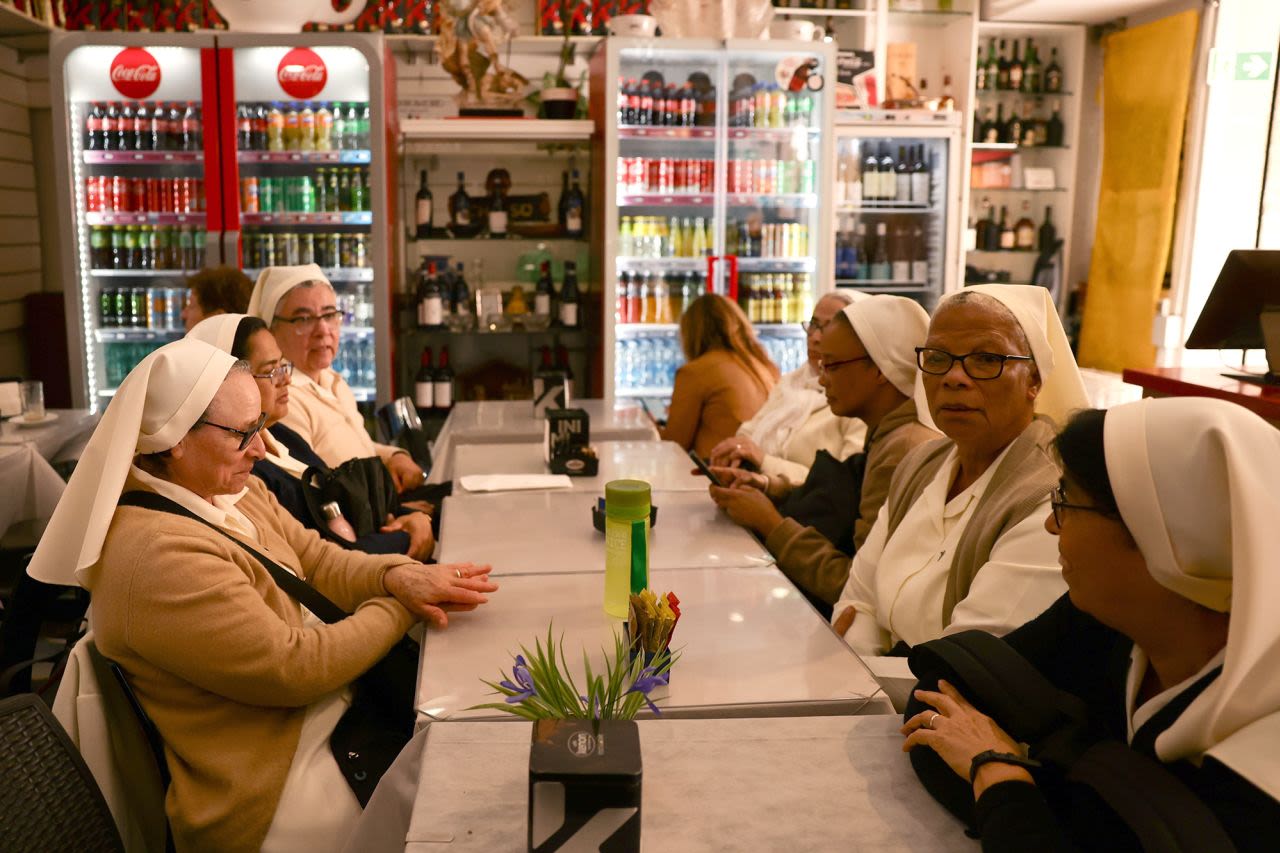 Las monjas se sientan en un café el jueves.