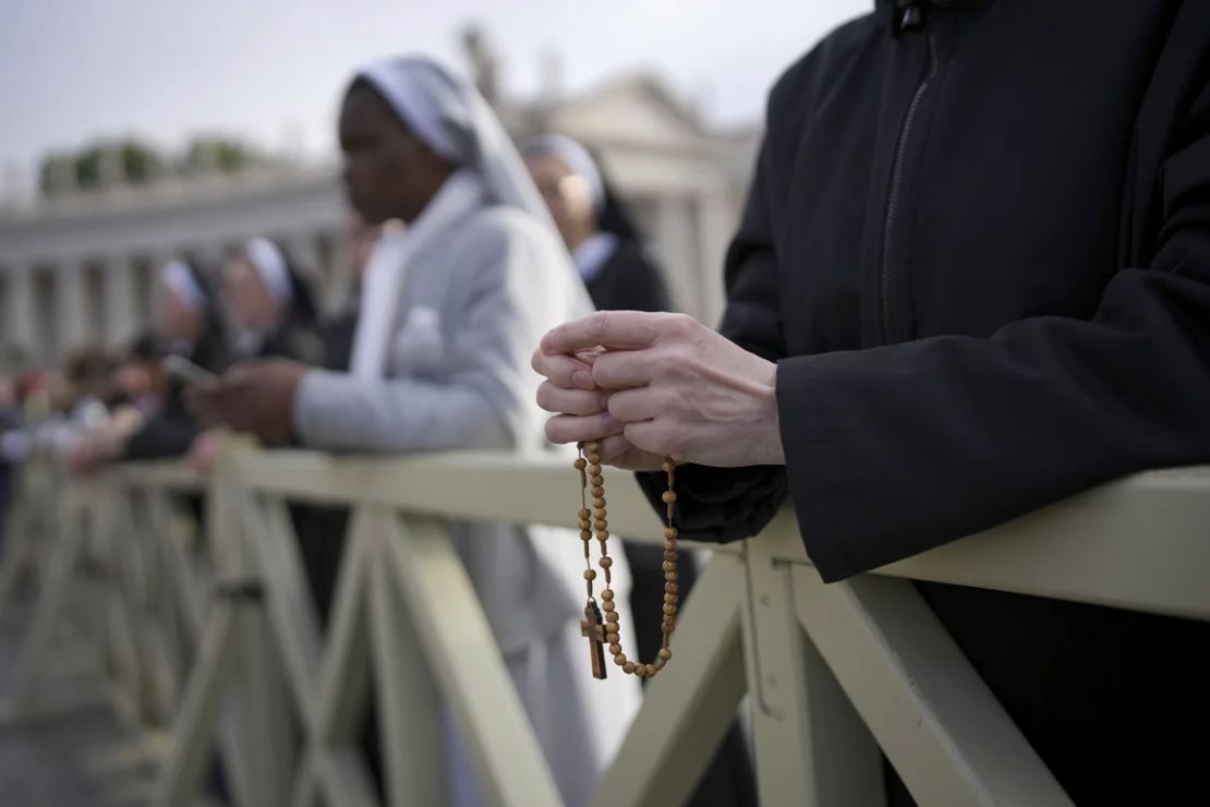 Una monja sostiene un rosario el sábado mientras espera que comience el funeral del papa Francisco, en la Plaza de San Pedro en el Vaticano.