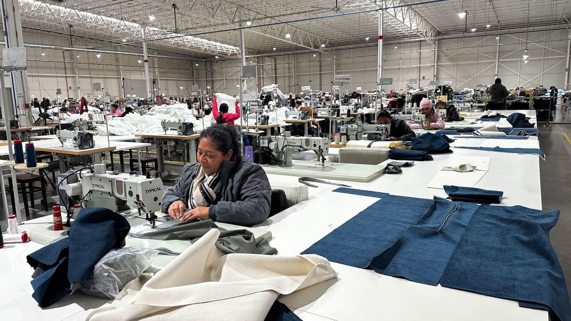 Trabajadores mexicanos cosen tapicerías en la fábrica de Kuka Home.