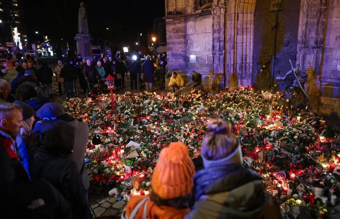 La gente visita un monumento improvisado afuera de una iglesia cerca del mercado navideño en Magdeburgo, Alemania, el 21 de diciembre.