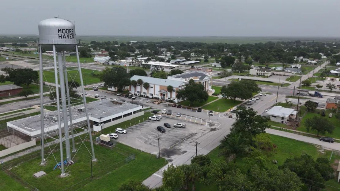 El condado de Glades se encuentra tierra adentro, casi equidistante de Fort Myers, en la costa del Golfo, y de West Palm Beach, en el Atlántico.