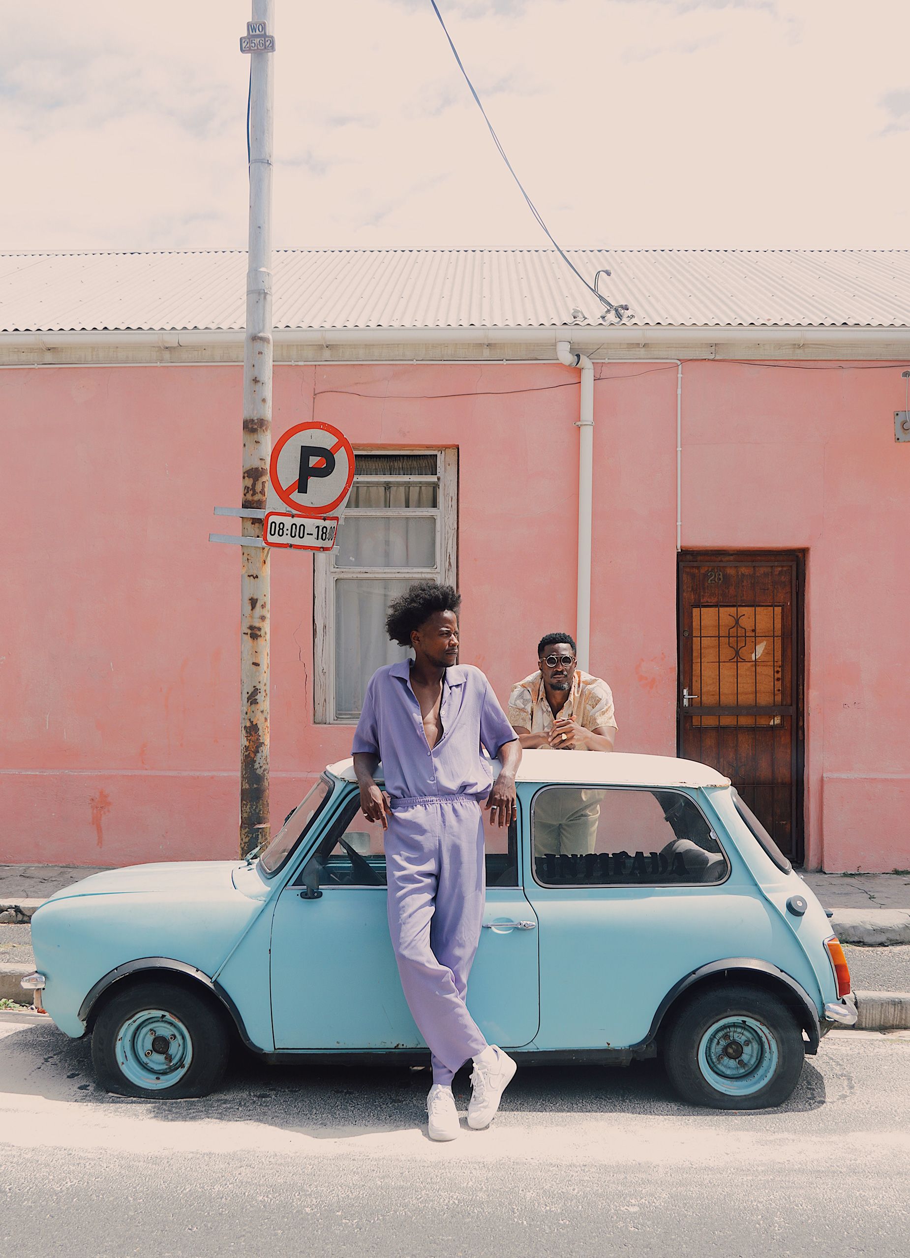 Fede Kortez celebra la historia artística de barrios específicos de Ciudad del Cabo como Bo-Kaap, famoso por sus casas de colores pastel.