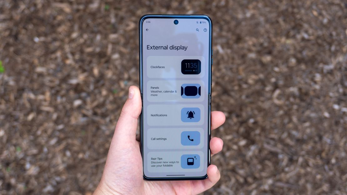 Moto Razr 2023 front screen widget picker cnnu.jpg