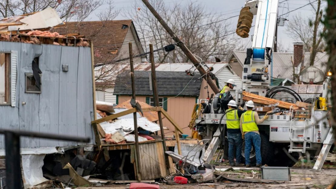 Trabajadores atienden cables eléctricos caídos después de una tormenta en Oakland City, Indiana, el 15 de marzo de 2025.