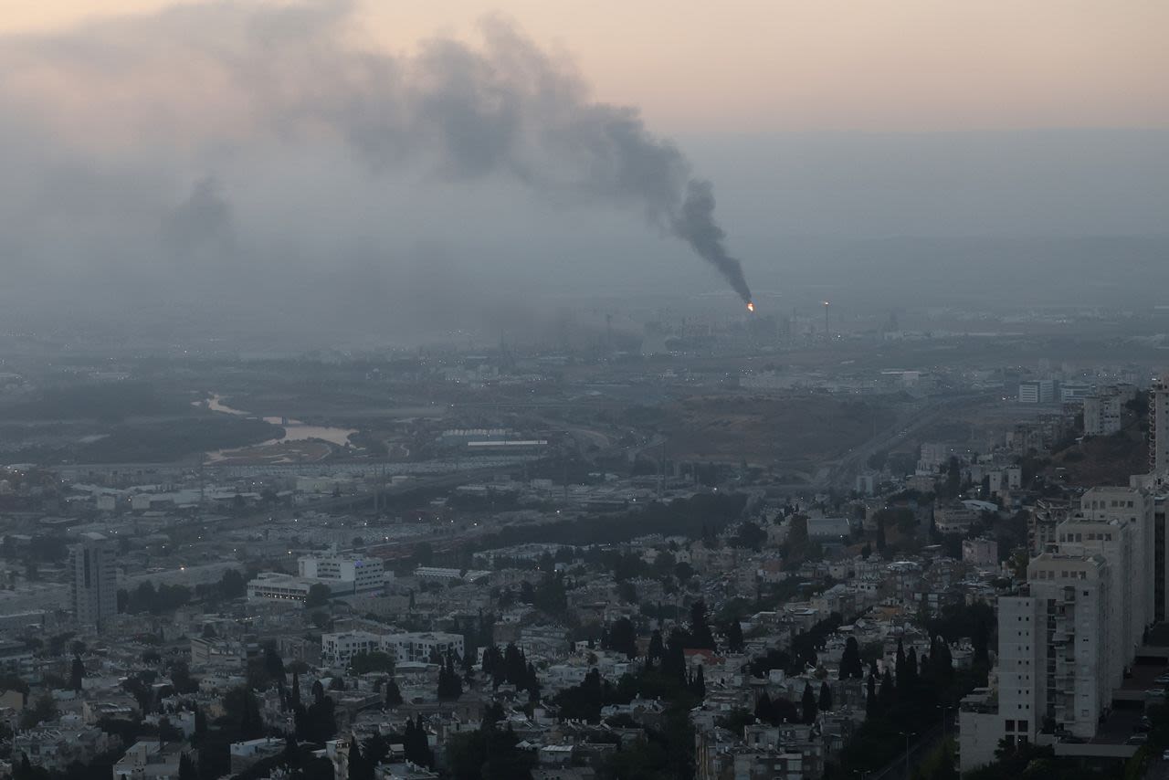 Se elevan columnas de humo desde un lugar que fue alcanzado durante los ataques con misiles iraníes en la ciudad de Haifa a primera hora del lunes.