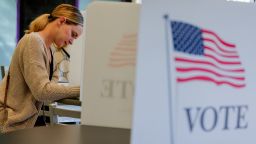 mujer votando estados Unidos GettyImages-2182490177.jpg