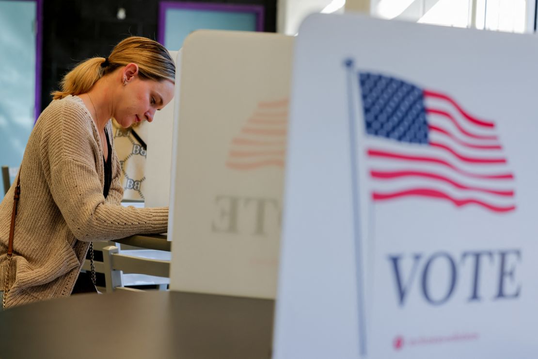 mujer votando estados Unidos GettyImages-2182490177.jpg