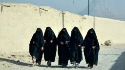 Mujeres afganas caminan por una calle en Kandahar el 18 de diciembre de 2024.