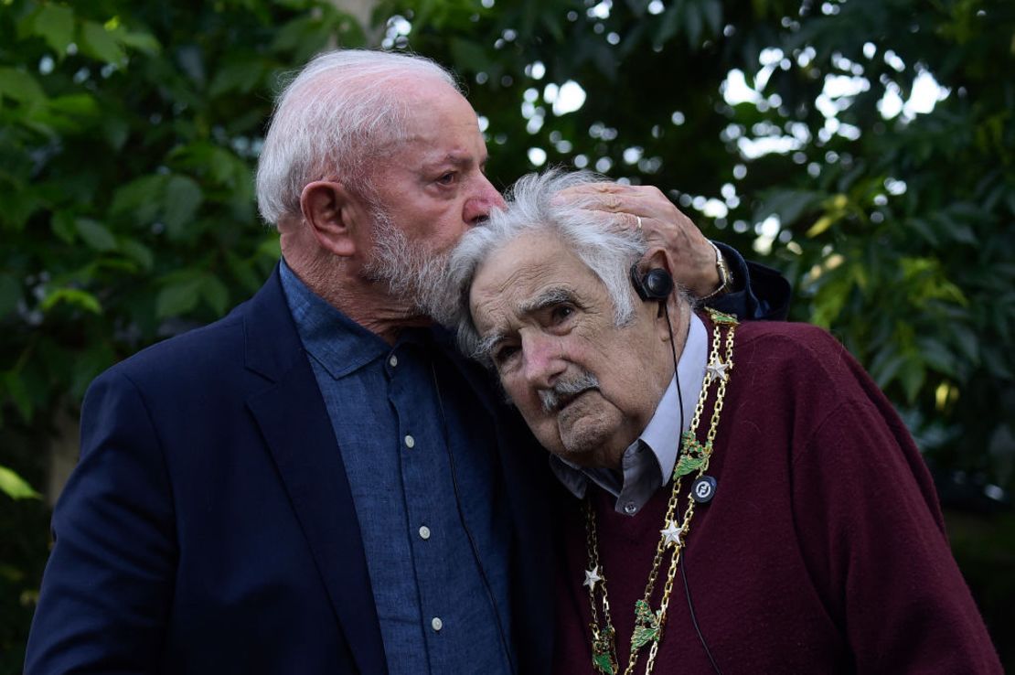 Entre los vínculos más cercanos que cultivó destaca su amistad con Luiz Inácio Lula da Silva, presidente de Brasil, quien lo acompañó en su condecoración con la Orden Nacional de la Cruz del Sur durante una visita a su domicilio en Montevideo.