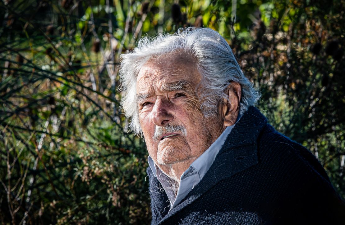 José “Pepe” Mujica transitó una vida extraordinaria: fue activista, guerrillero, preso político y rehén durante la dictadura; luego se convirtió en legislador, ministro, presidente y referente mundial. Una trayectoria marcada por la coherencia, la humildad y la lucha por la justicia.