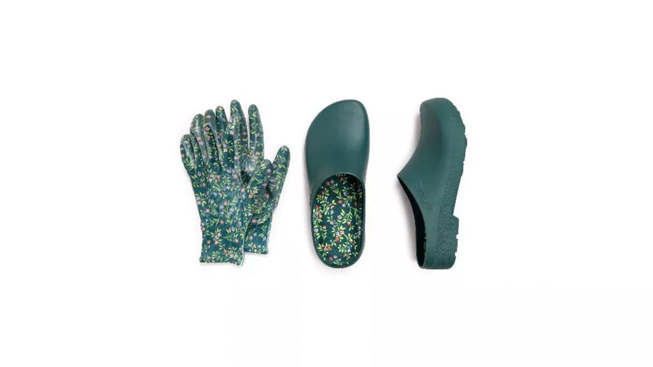 Muk Luks Women's Garden Clog and Glove Set cnnu.jpg