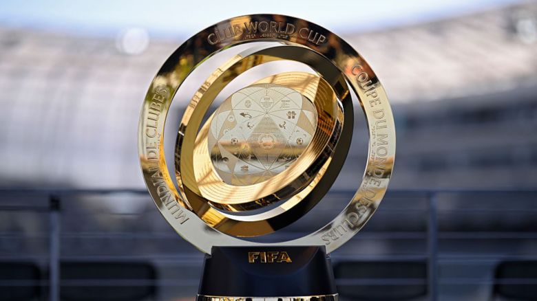 Vista detallada del trofeo de la Copa Mundial de Clubes de la FIFA.