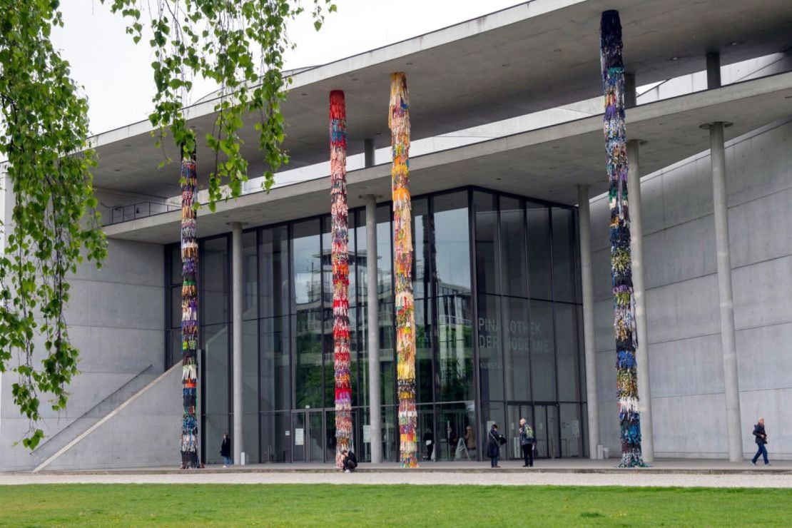 La Pinakothek der Moderne en Múnich, Alemania, donde un empleado colgó su propio trabajo en una pared de la galería.