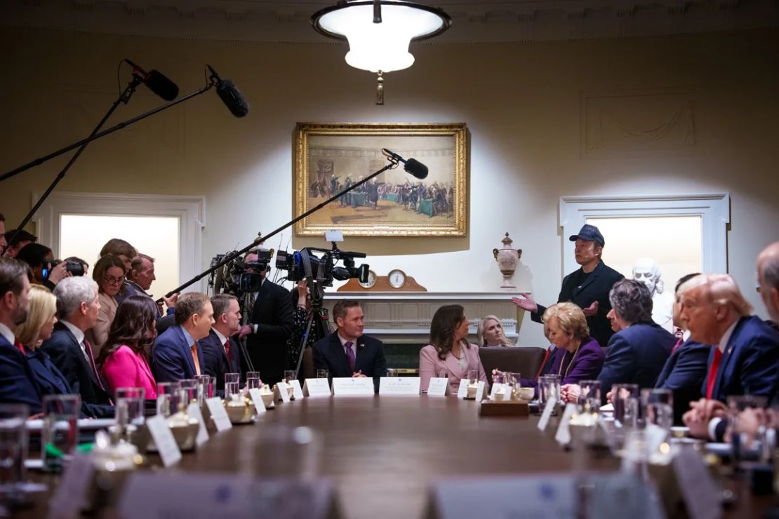 Elon Musk, CEO de Tesla, durante una reunión de gabinete celebrada por el presidente Donald Trump en febrero.