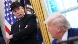 Elon Musk, CEO de Tesla, escucha al presidente Donald Trump mientras habla con periodistas en la Oficina Oval de la Casa Blanca el 30 de mayo de 2025.