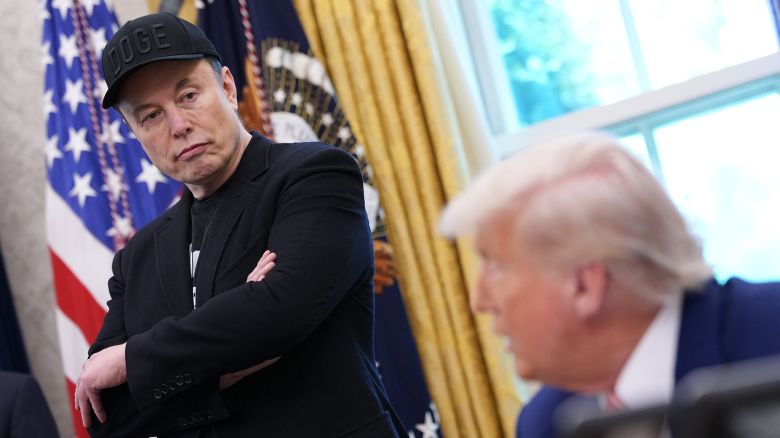 Elon Musk, CEO de Tesla, escucha al presidente Donald Trump mientras habla con periodistas en la Oficina Oval de la Casa Blanca el 30 de mayo de 2025.