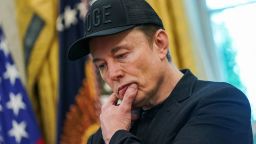 Elon Musk reacciona durante una conferencia de prensa con el presidente de Estados Unidos, Donald Trump (no en la foto), en la Casa Blanca en Washington, DC, EE. UU., el 30 de mayo de 2025. REUTERS/Nathan Howard