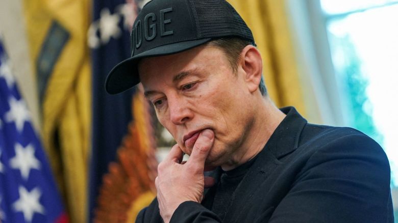 Elon Musk reacciona durante una conferencia de prensa con el presidente de Estados Unidos, Donald Trump (no en la foto), en la Casa Blanca en Washington, DC, EE. UU., el 30 de mayo de 2025. REUTERS/Nathan Howard
