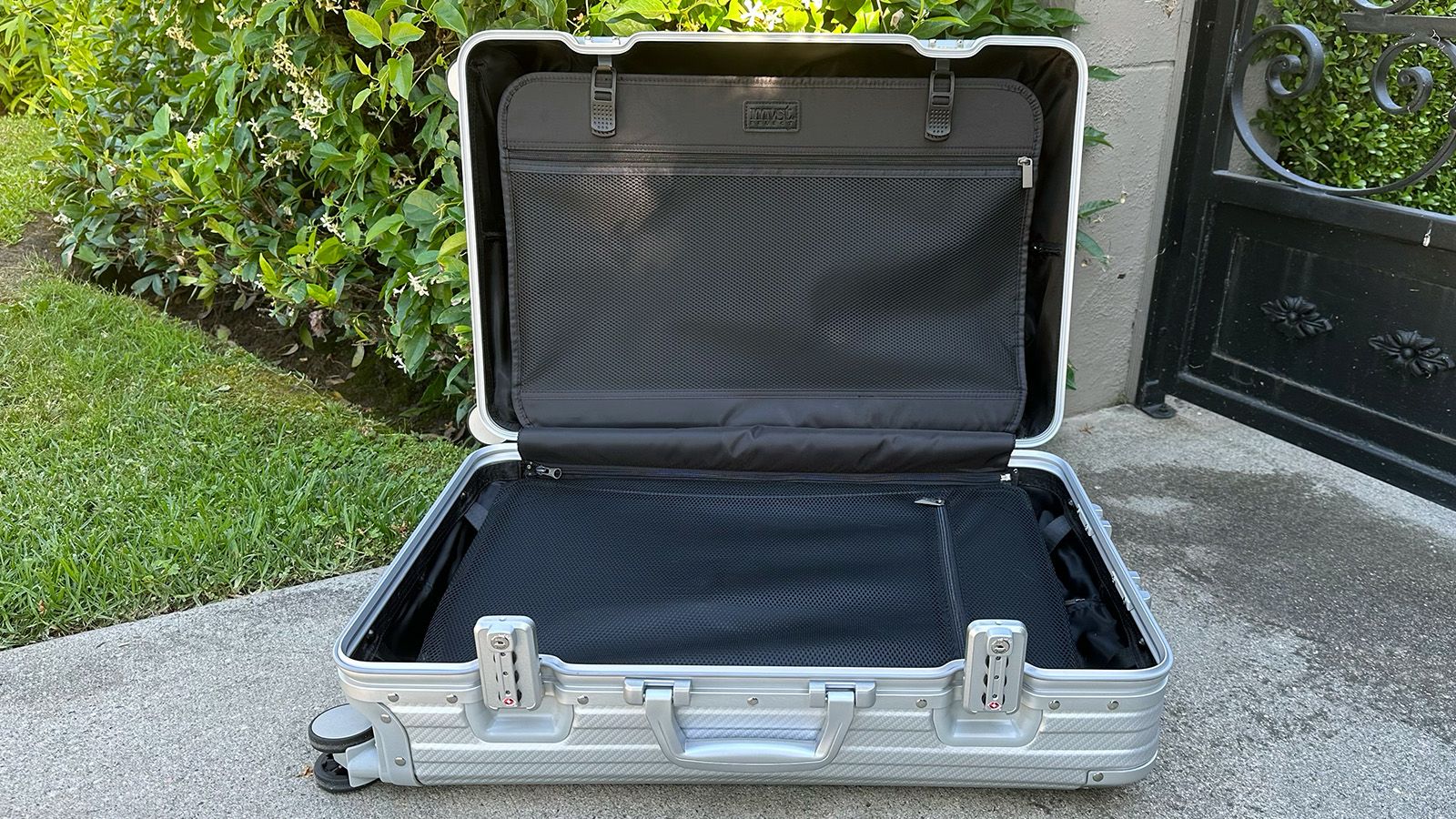 TREK Aluminum Suitcase Black