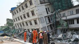 Los equipos de rescate de China y Bielorrusia coordinan labores en el sitio de un edificio colapsado en Mandalay el 2 de abril de 2025, cinco días después de que un fuerte terremoto sacudiera el centro de Myanmar.