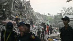 Los rescatistas buscan sobrevivientes entre los escombros de un edificio de condominios derrumbado en Mandalay, Myanmar, el sábado.