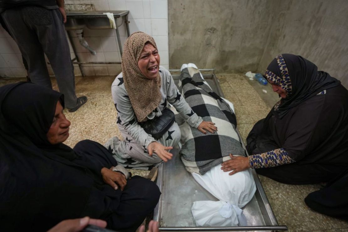 Familiares lloran a Rahaf Abu Laban, de 17 años, en un hospital de Deir al-Balah, Gaza, en noviembre. Ella fue aplastada hasta la muerte cuando una multitud de palestinos empujó para conseguir pan en una panadería.