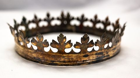 Las coronas se fabricaban especialmente después de la muerte de los gobernantes y no se usaban cuando estaban vivos.