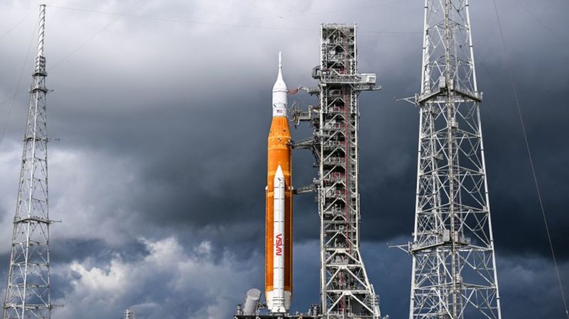 El cohete lunar Artemis I está en la plataforma de lanzamiento del Centro Espacial Kennedy de la NASA en Florida el 2 de septiembre de 2022, antes de su vuelo de prueba inaugural sin tripulación.<br />4o