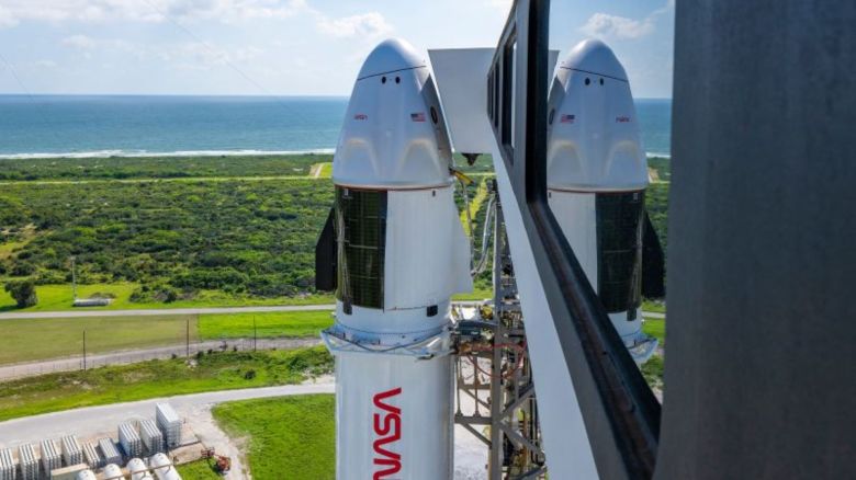 El cohete Falcon 9, con la nave espacial Dragon encima, se ve en la Estación Espacial de Cabo Cañaveral en Florida en septiembre de 2024, antes del lanzamiento de la SpaceX Crew-9 de la NASA a la Estación Espacial Internacional.