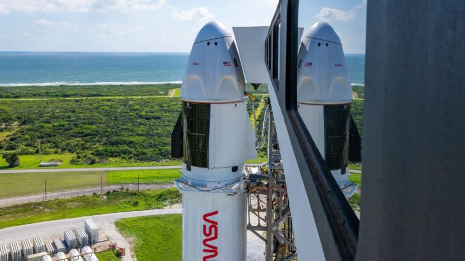 El cohete Falcon 9, con la nave espacial Dragon encima, se ve en la Estación Espacial de Cabo Cañaveral en Florida en septiembre de 2024, antes del lanzamiento de la SpaceX Crew-9 de la NASA a la Estación Espacial Internacional.
