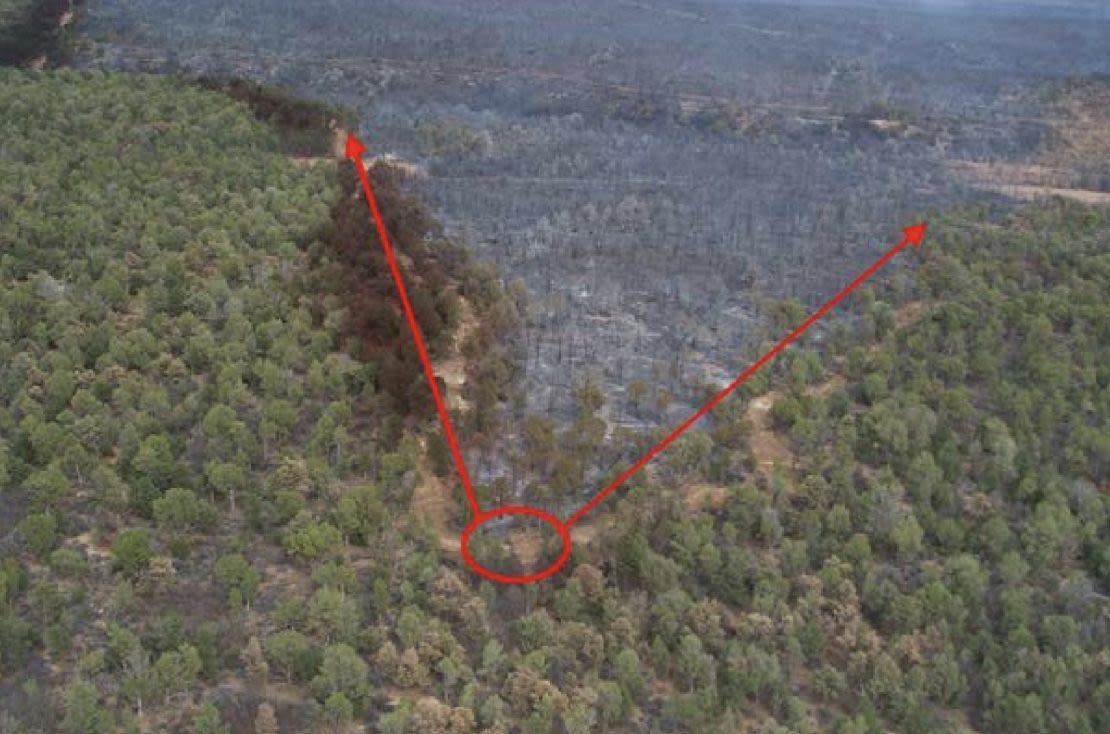 Un incendio forestal con vientos fuertes puede formar un patrón en forma de "V" que apunta al origen del fuego, como muestra esta foto sin fecha del Grupo Nacional de Coordinación de Incendios Forestales.